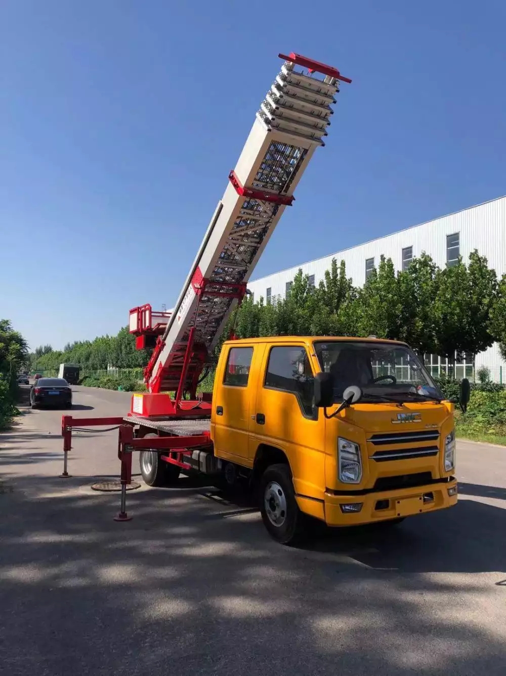 水城附近的云梯车出租服务：轻松解决高空作业需求