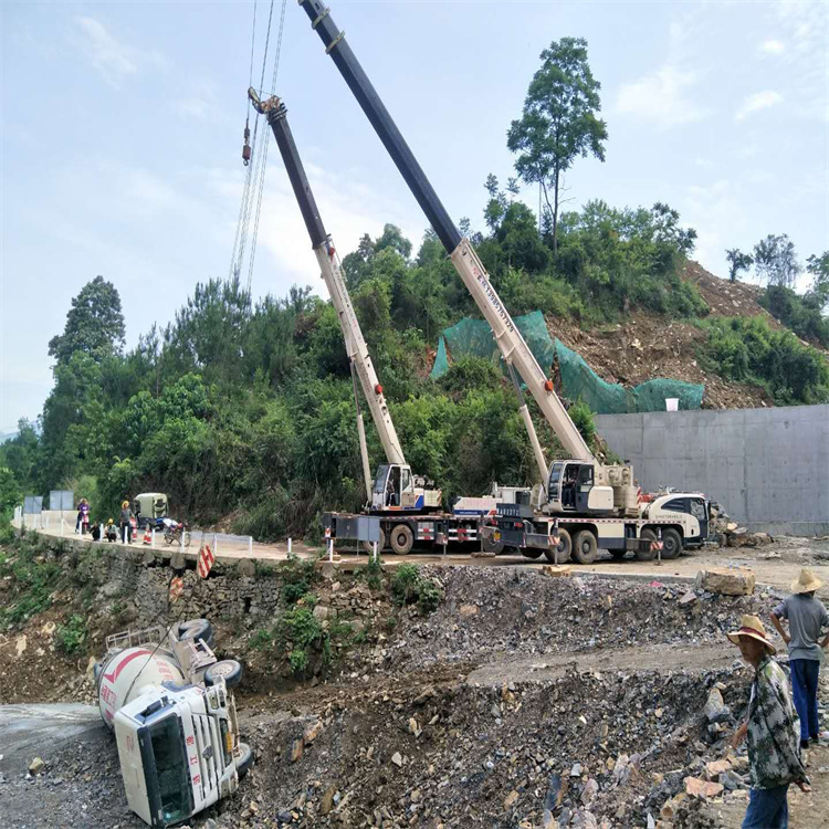 水城汽车掉沟里叫吊车救援要多少钱